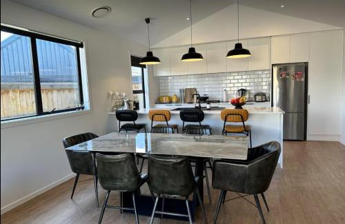 Kawarau Falls House | Modern home with SPA