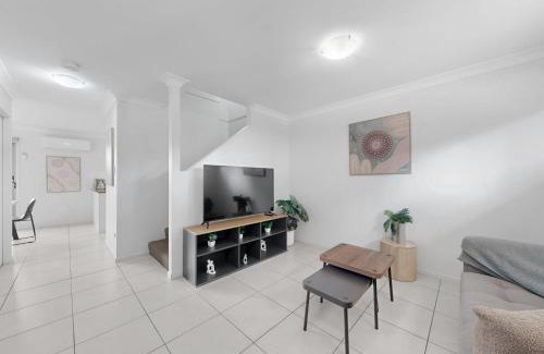 Mango Hill House | Modern Homely Townhouse with Pool Access & Free WIFI