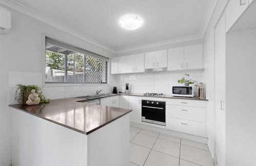 Mango Hill House | Modern Homely Townhouse with Pool Access & Free WIFI