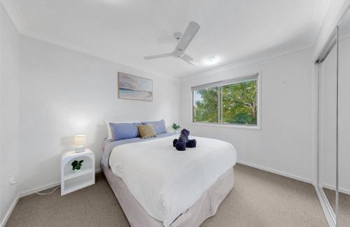 Mango Hill House | Modern Homely Townhouse with Pool Access & Free WIFI