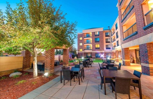 Englewood House | Modern hotel in South Denver near Park Meadows Mall