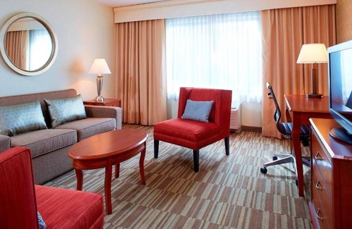 Englewood House | Modern hotel in South Denver near Park Meadows Mall