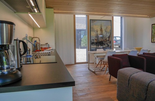 Bangor House | Modern House 800m from Herlin Beach with Garden, WiFi, and Breakfast Included