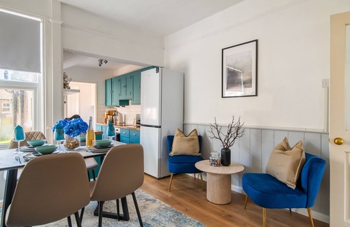 Luton House | Modern House Private Garden/BBQ/Ultra Fast WiFi