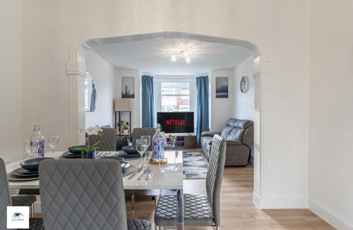 Coventry House | Modern House, Sleeps 5 in Central Coventry