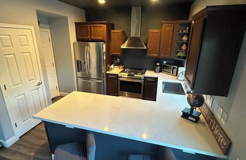 Enterprise House | Modern house with jacuzzi and Grill.