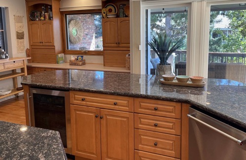 North Central Westminster House | Modern Huge 6BR Lake View.Mins to DT & Bldr.Pets,Hot tub. 20% disc! New listing