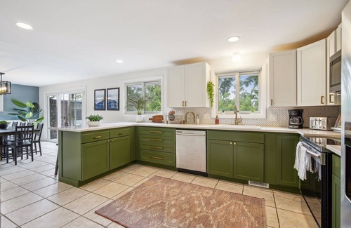 Scenic Heights House | Modern Huge Family Getaway | Fire Pit | 5BD/3BA
