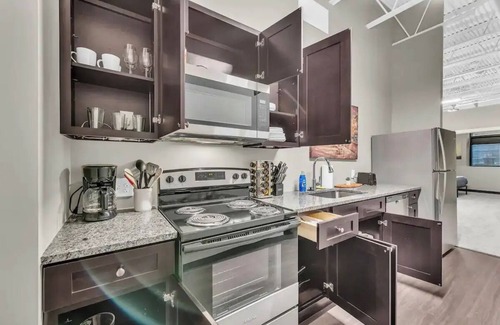 Waldron Apartment | Modern Industrial Loft Near Airport High-SpeedWiFi