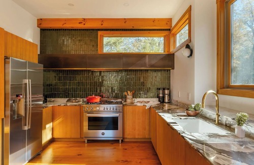Mount Marion House | Modern interiors with beautiful view of mountains and a private bluestone quarry