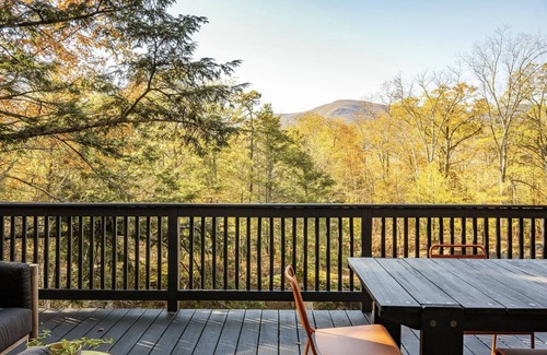 Mount Marion House | Modern interiors with beautiful view of mountains and a private bluestone quarry