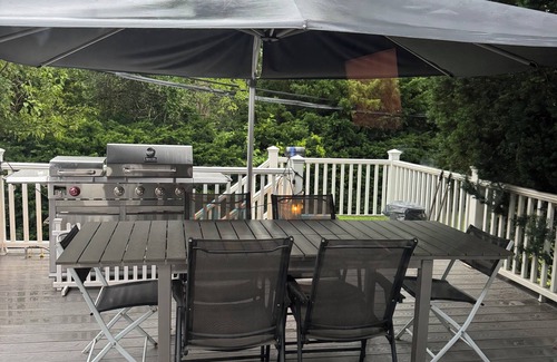 Jericho House | Modern Jericho 3BR Top Floor, Walk to everything