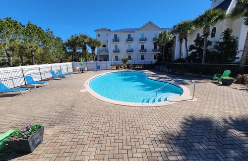 Dune Allen Beach Apartment | Modern King bed Haven/Free parking, Pool, Balcony