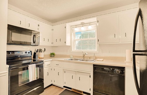 Clarksville House | Modern King Bed Haven: Perfect for Short and Long-Term Stay