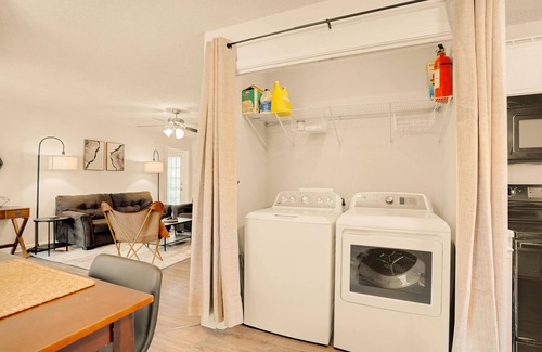 Clarksville House | Modern King Bed Haven: Perfect for Short and Long-Term Stay