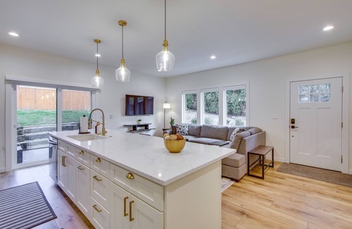 North Rose Hill House | Modern Kirkland Home w/Private Yard & Fire Pit!