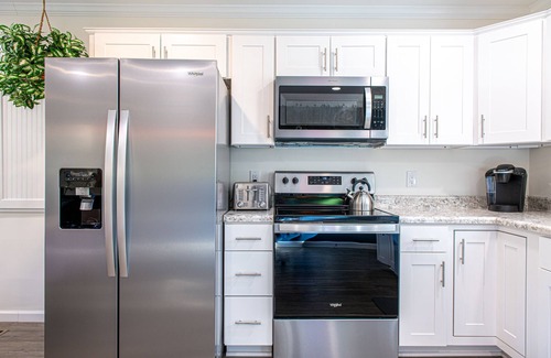 Knoxville House | Modern Knoxville House Min to Downtown & UT *Brand NEW House *2 Full Bath