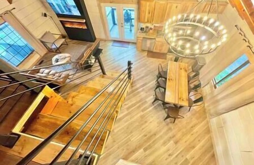 Sevierville House | Modern lake side nest HOTUB Fenced YARD king beds