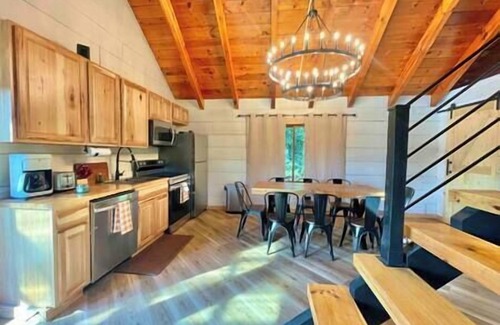 Sevierville House | Modern lake side nest HOTUB Fenced YARD king beds