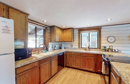 Munds Park House | Modern lakefront cabin with bbq, gas fireplace, amazing views
