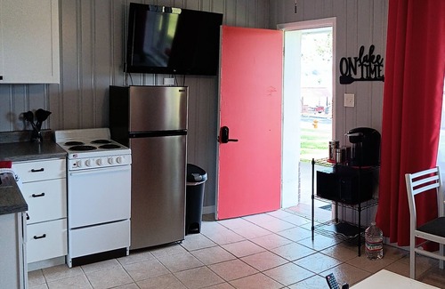 Hot Springs Condo | Modern Lakefront Condo with pool. Only 10 min from Bathhouse Row.