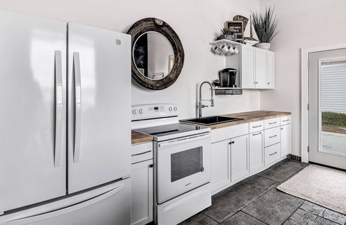 Suamico Cottage | Modern Lakefront Cottage Minutes From Green Bay!