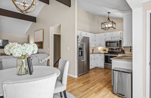 Buford House | Modern Lakefront Golden Views & Fall Feels