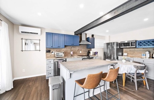 Duluth House | Modern Lakefront house, steps away from water's edge and Island Lake fishing