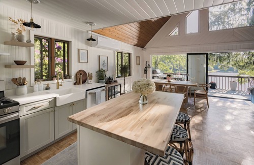 Roscoe House | Modern Lakefront retreat, escape to comfort & elegance in a picturesque setting