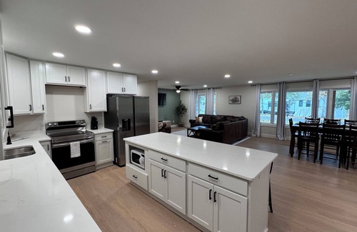 Gilbertsville House | Modern Lakehouse by Marina with Firepit, Grill & Gameroom. 5 minutes to Lake!