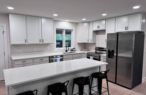Gilbertsville House | Modern Lakehouse by Marina with Firepit, Grill & Gameroom. 5 minutes to Lake!