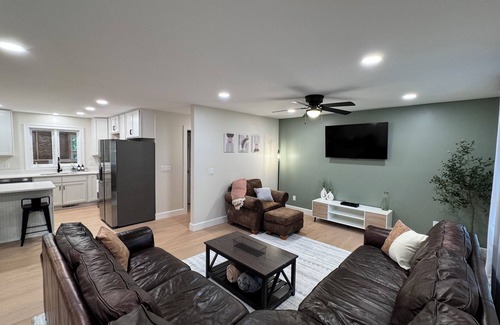 Gilbertsville House | Modern Lakehouse by Marina with Firepit, Grill & Gameroom. 5 minutes to Lake!