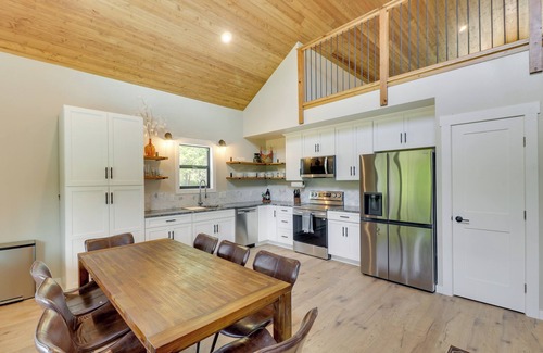 Lakeside Cottage | Modern Lakeside Cabin w/Mountain Views & Hot Tub!