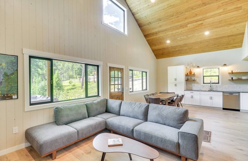 Lakeside Cottage | Modern Lakeside Cabin w/Mountain Views & Hot Tub!