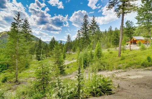 Lakeside Cottage | Modern Lakeside Cabin w/Mountain Views & Hot Tub!