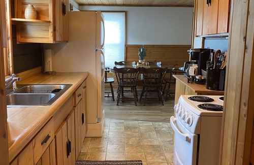 Houghton Lake Heights Cabin | Modern Lakeview Cabin by Beach and Park