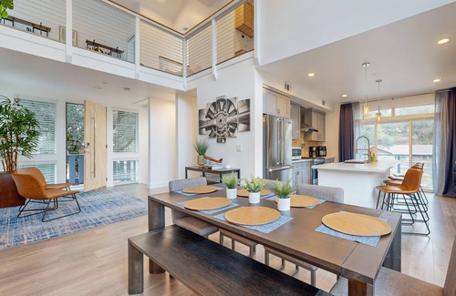 Groveland House | Modern landing pad near Yosemite with balconies, wildlife views, community perks