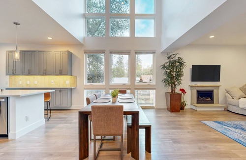 Groveland House | Modern landing pad near Yosemite with balconies, wildlife views, community perks