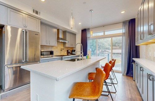 Groveland House | Modern landing pad near Yosemite with balconies, wildlife views, community perks