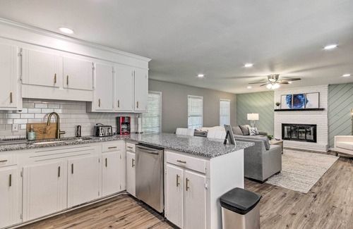 Columbia House | Modern Lexington Retreat w/ Backyard & Pool!