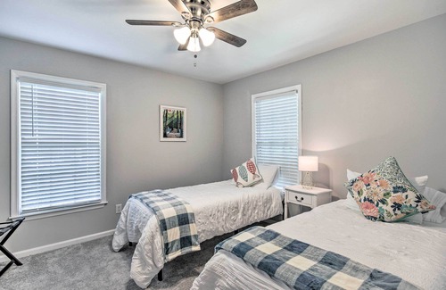 Columbia House | Modern Lexington Retreat w/ Backyard & Pool!