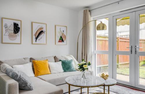 Luton House | Modern Living 3 bedroom Villa Luton Car parking close to Town centre Airport Birdwatching walk paths