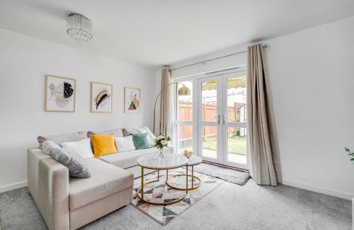 Luton House | Modern Living 3 bedroom Villa Luton Car parking close to Town centre Airport Birdwatching walk paths