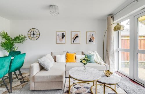 Luton House | Modern Living 3 bedroom Villa Luton Car parking close to Town centre Airport Birdwatching walk paths