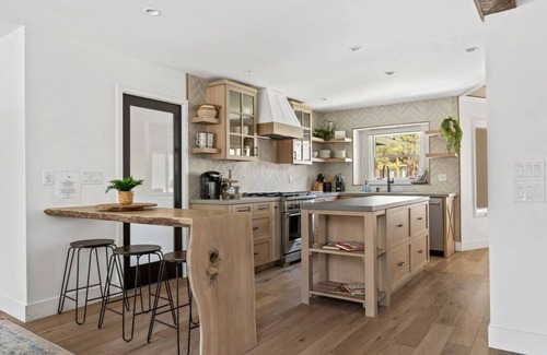 Evergreen Estates Apartment | Modern lodge near the ski slopes, hot tub, games