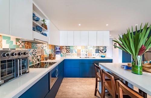 R Condo | Modern Loft - Walk to Beach, Shops & Groceries