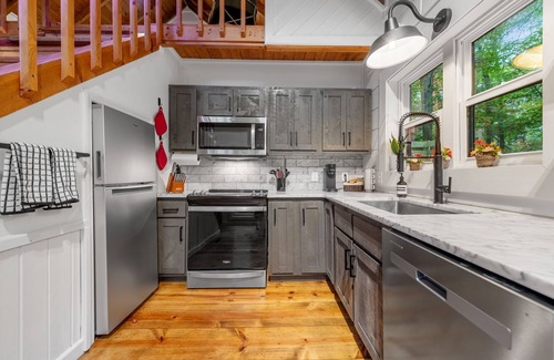 Blue Ridge Cabin | Modern Log Cabin - Hot Tub, Fire Pit, Spa-like bathroom in secluded nature haven