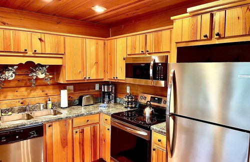 West Jefferson House | Modern Log Cabin TH Retreat | Peaceful | Mountain Views | Steps to Downtown WJ
