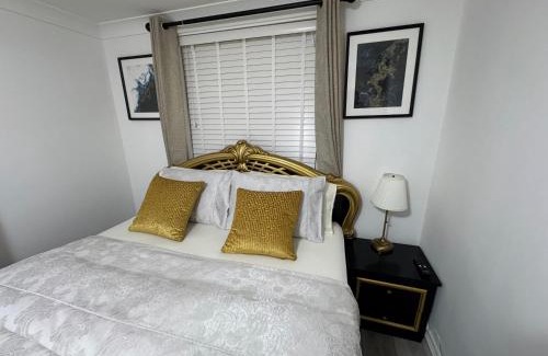 Kensal Green Apartment | Modern London 2-Bed Flat Sleeps up to 5
