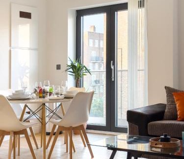Shoreditch Apartment | Modern London Hoxton Shoreditch Balcony Flat 2 Bed 2 Bath